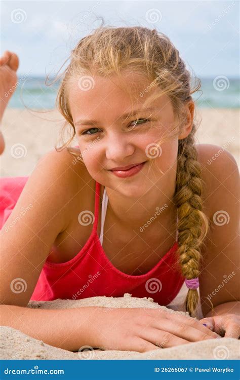 teen am strand gefickt|Süße Junge Mädchen Am Strand Blick In Die Kamera Und Spaß